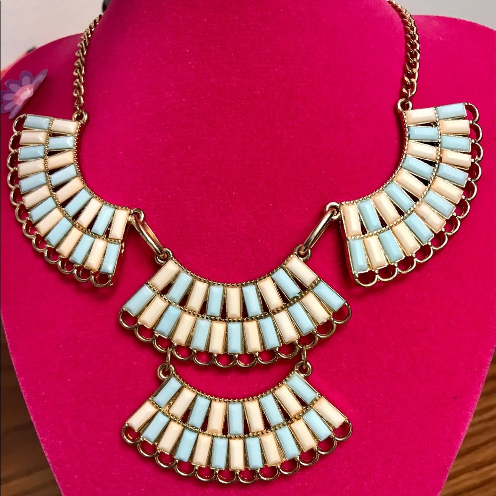 🚨last 🚨Call🚨 Aztec-Bohemian statement necklace **SuperCute**